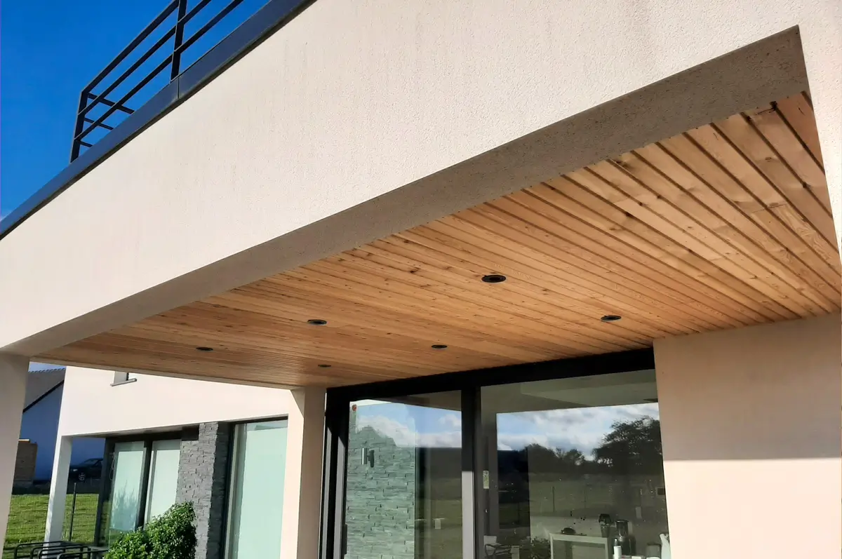 balcon en beton avec sol en bois