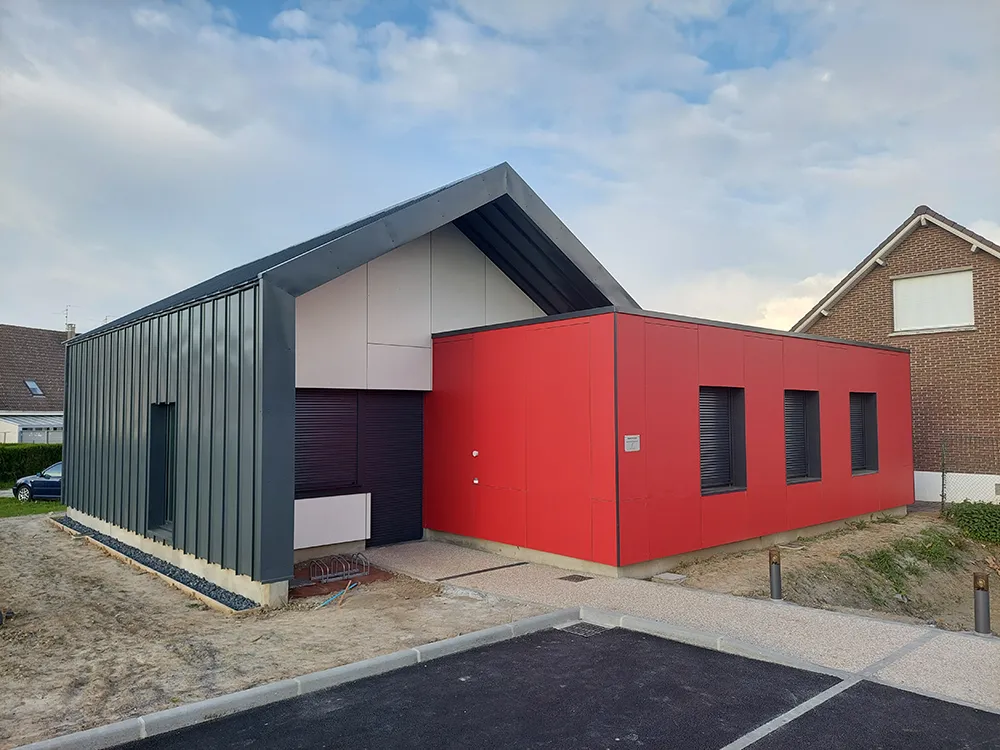 extérieur d'une maison en noir et rouge