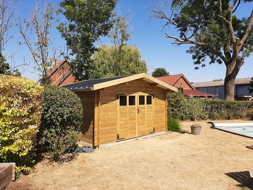 cabanon en bois dans une jardin