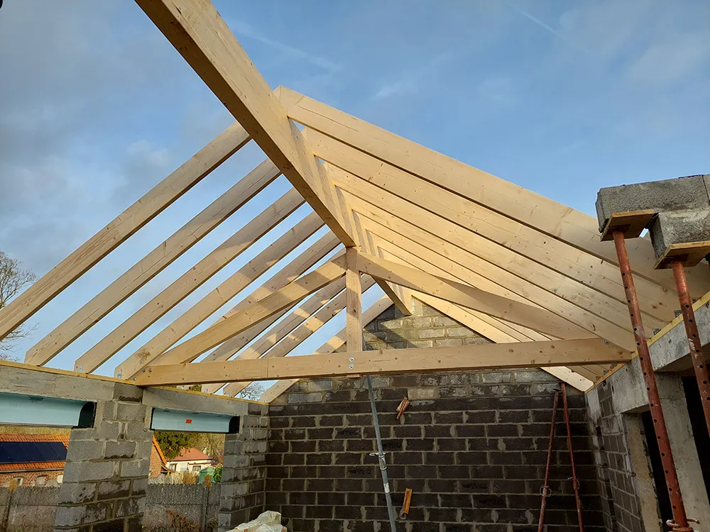 photo d'avancement d'une maison en travaux, toit en ossature bois