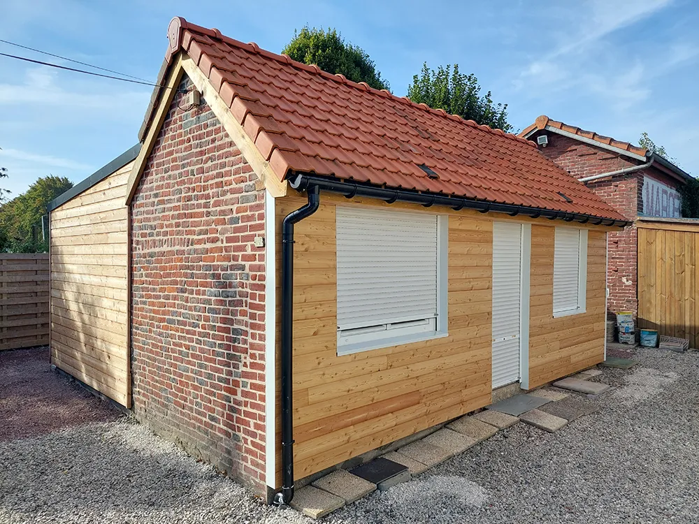 cabane de maison avec un mur en briques rouges et un mur en lames de bois