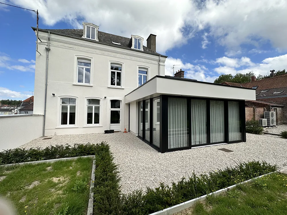 maison blanche vue de l'extérieure avec extension en baie vitrée