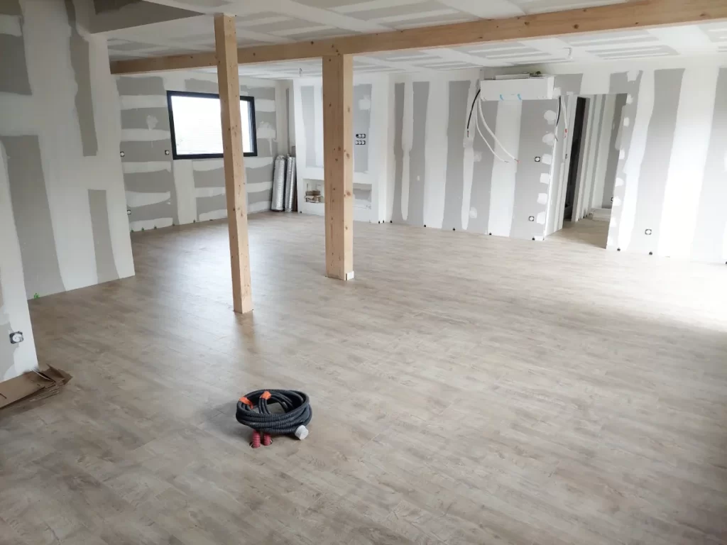 parquet en bois dans une salle à manger